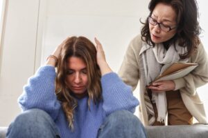 A young patient tells an Asian psychologist about her trauma.